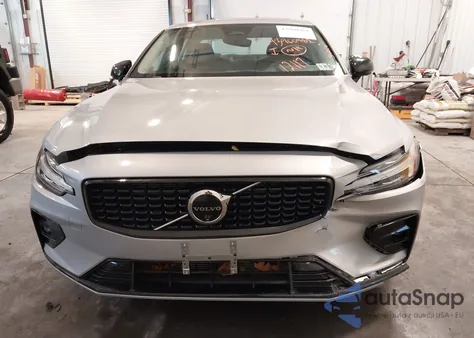 2024 Volvo S60 B5 Plus Dark Theme z USA, uszkodzony, nr VIN 7JRL12TL6RG317749